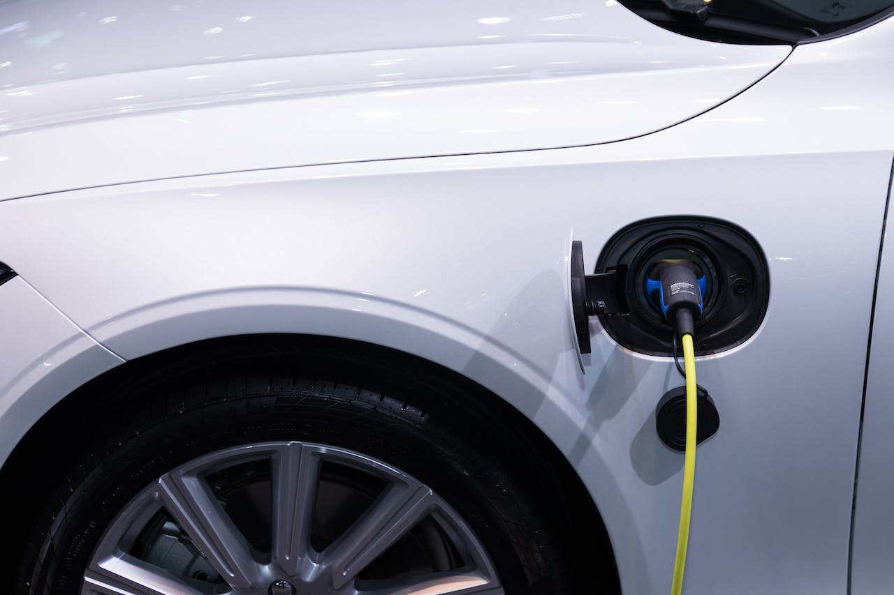 Ein elektrisches Auto steht vor einer Ladesäule und lädt seine Batterie auf. Die umweltfreundliche Mobilität der Zukunft in Aktion